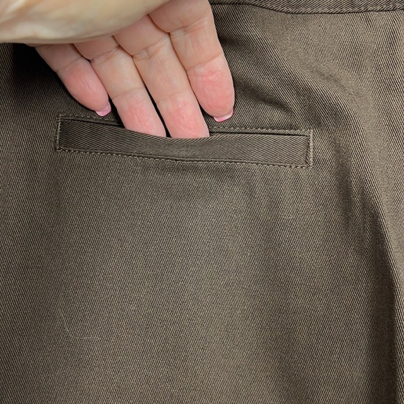 Studio Works Womens Shorts 14 Chocolate Zip/Button Close Pockets Cotton/Poly NWT - Picture 7 of 14